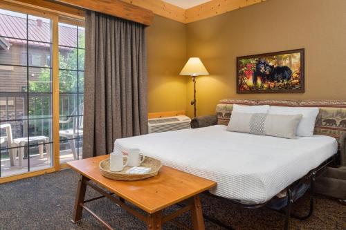 Una cama o camas en una habitación de bantr Grand Hotel Wausau - Rothschild