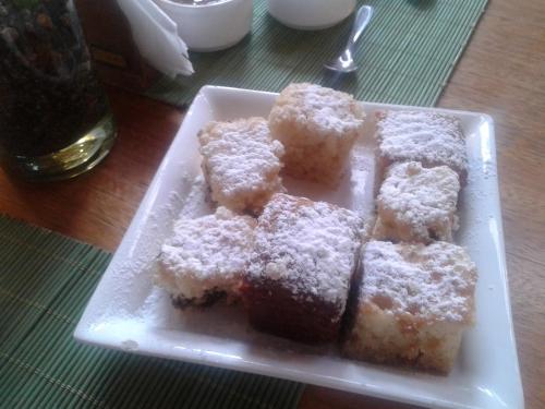 Un plato de comida con postres en polvo sobre una mesa. en La Maison Gerber, en Río Colorado