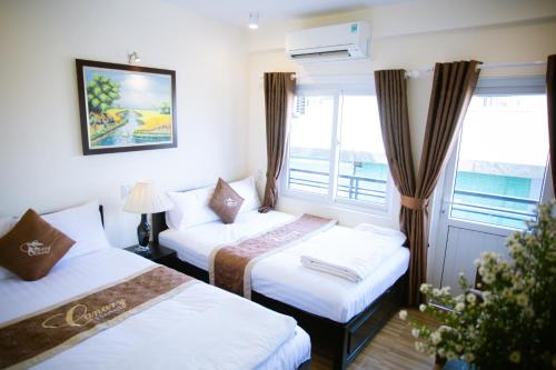 Giường trong phòng chung tại Canary Boutique Hotel