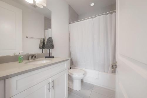 uma casa de banho branca com um WC e um lavatório em NEW - Heart of SOHO. Minutes to Downtown/Stadium 2 em Tampa
