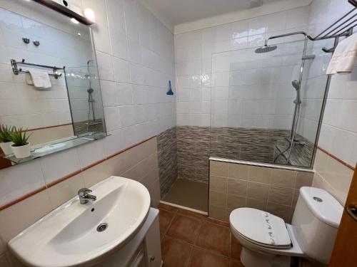トレリャ・デ・モングリにあるDaró 2D 36 Mas Pinellのバスルーム(洗面台、トイレ、シャワー付)
