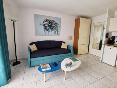 un salon avec un canapé et une table dans l'établissement Studio Le Grand Bleu Fshh, à Nice