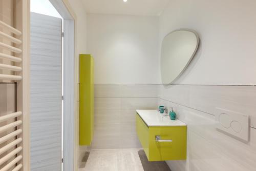 a bathroom with a yellow sink and a mirror at Un sogno sul lago Home Relax in Stresa