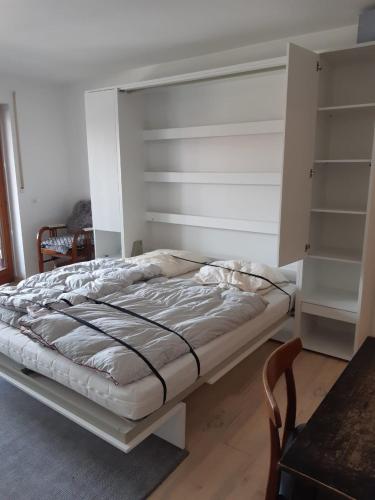 een slaapkamer met een bed met een hoofdeinde bij Schöne Aussichten in Missen-Wilhams