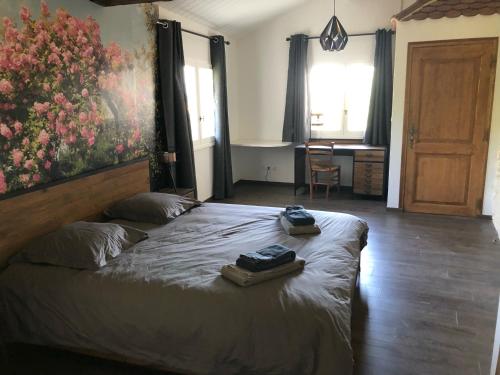 ein Schlafzimmer mit einem Bett mit zwei Taschen darauf in der Unterkunft Au Clair de la Pierre - Chambres d'hôtes in Siccieu-Saint-Julien-et-Carisieu
