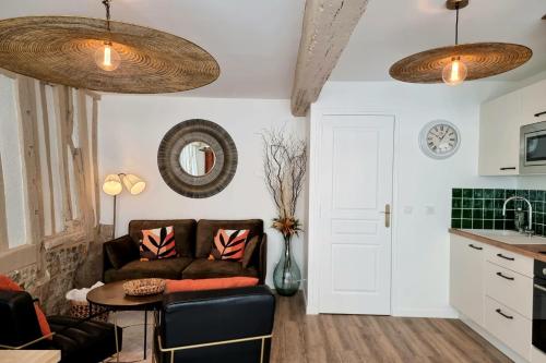 un salon avec un canapé et une table dans l'établissement Le Duplex d'Au Sans Pareil -, à Honfleur