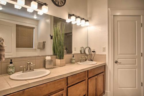 ein Badezimmer mit zwei Waschbecken und einem großen Spiegel in der Unterkunft Flagstaff Hideaway Private Hot Tub, 4 Mi to Dtwn! in Flagstaff