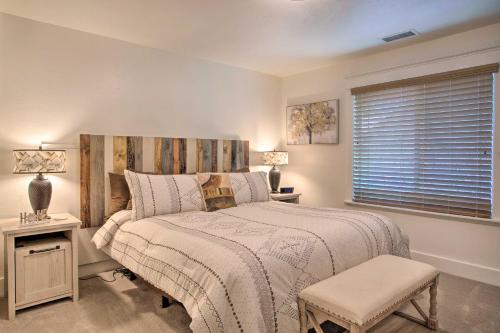 Säng eller sängar i ett rum på Flagstaff Hideaway Private Hot Tub, 4 Mi to Dtwn!