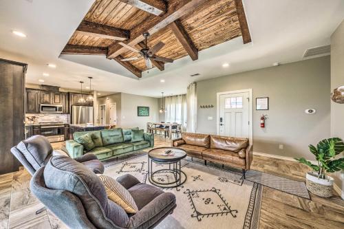 Χώρος καθιστικού στο Modern Mtn Retreat, Walk to Lake and Trails!