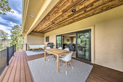 Μπαλκόνι ή βεράντα στο Modern Mtn Retreat, Walk to Lake and Trails!