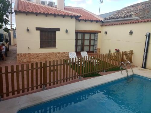 a house with a fence and a swimming pool at casa rural el Realengo in Las Casas