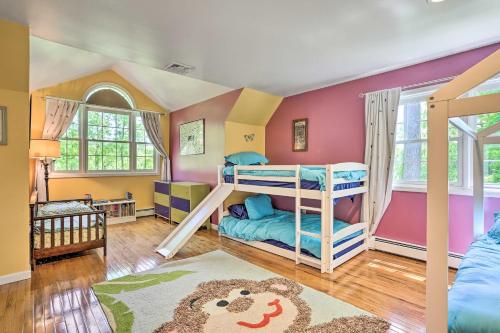 Krevet ili kreveti na kat u jedinici u objektu Spacious Hudson Valley Gem on Private 2 Acres!