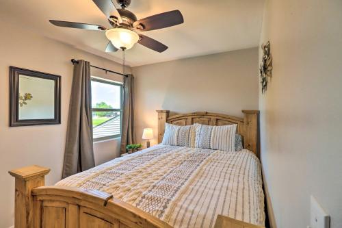 Säng eller sängar i ett rum på Fairfield Bay Condo with Patio Less Than 5 Mi to Lake!