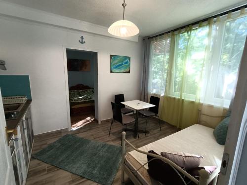 Kleines Zimmer mit einem Bett und einem Tisch in der Unterkunft Tölgyfa Panzió in Balatonszepezd