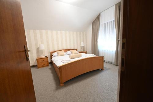 a bedroom with a bed and a window at Sobe - Rooms Drvorez in Banja Luka
