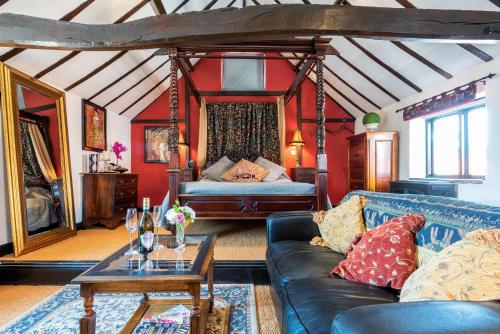 Finest Retreats - The Hayloft at Greystones في Swinderby: غرفة معيشة مع أريكة وسرير