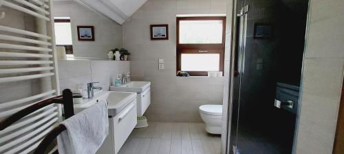 什平德萊魯夫姆林的住宿－Apartmán Zvon 302，白色的浴室设有水槽和卫生间。
