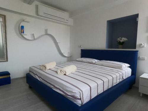 - une chambre avec un lit bleu et des serviettes dans l'établissement Il Prato, à Florence