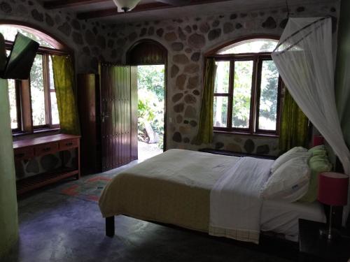 Un pat sau paturi într-o cameră la Casa Cangrejal B&B Hotel
