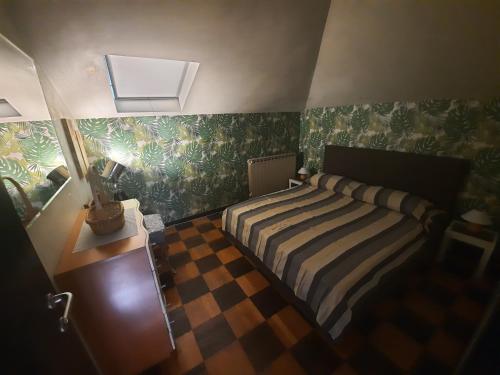 una piccola camera con letto e carta da parati verde di SUITE BETTy a Mestre