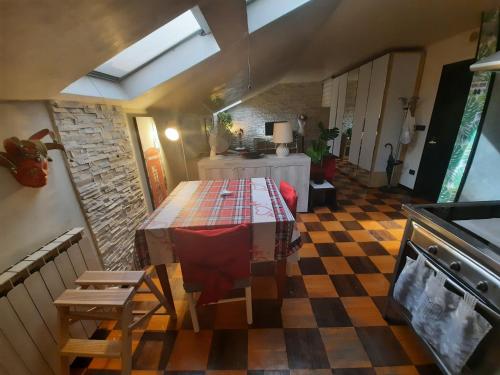 una sala da pranzo con un tavolo e un muro di pietra di SUITE BETTy a Mestre