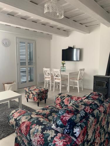 a living room with a couch and a table at Szőlőskert vendégház in Balatonszőlős