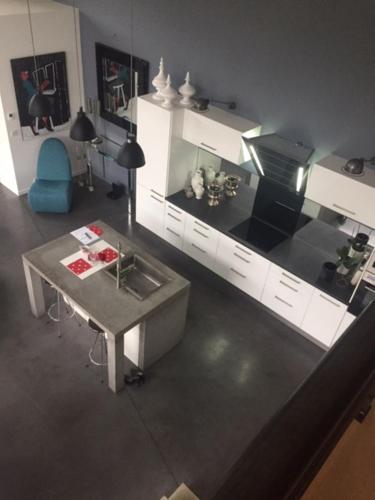 an aerial view of a kitchen with a table at Chez Sylvie in Saint-André-des-Eaux