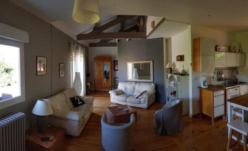 un salon avec deux canapés et une cuisine dans l'établissement Confort et charme à 4km d'Arcachon centre, à La Teste-de-Buch