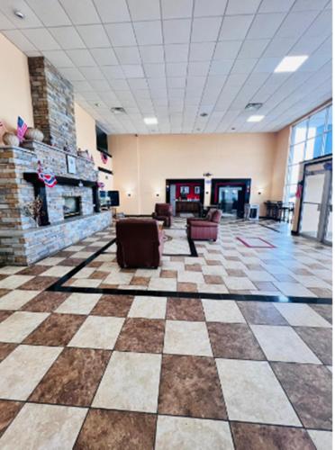 a lobby with a checkered floor and a fireplace at Econo Lodge Ardmore in Ardmore