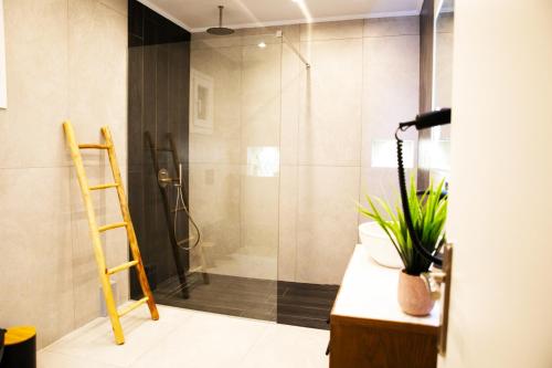 Gikas Apartments tesisinde bir banyo