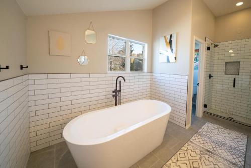 Ένα μπάνιο στο 309 Meile Lane Unit A