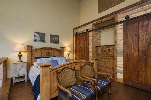 Postel nebo postele na pokoji v ubytování Tamarron Lodge Loft 340