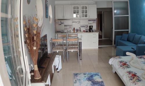 cocina y sala de estar con mesa y sofá azul en Apartament MiraMar Costinesti, en Costinesti