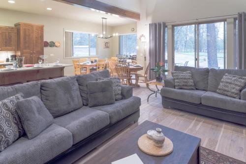 ein Wohnzimmer mit Couch und Tisch in der Unterkunft Pine Post Lodge in Bend