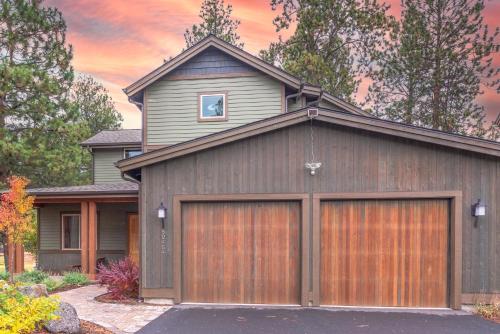 ein Haus mit einer großen Garagentür davor in der Unterkunft Pine Post Lodge in Bend