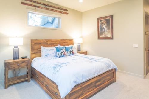 Ein Bett oder Betten in einem Zimmer der Unterkunft Pine Post Lodge