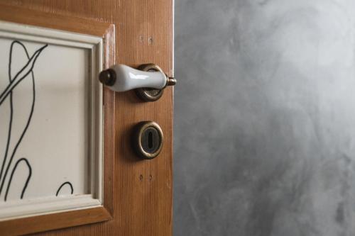 a wooden door with a door knob on it at Casa di Melo - Organic Country Hotel in Cassibile