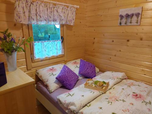 ein kleines Zimmer mit einem Bett in einem Blockhaus in der Unterkunft Domek Kalilla in Bachowice