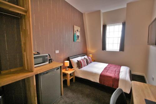 Central Hotel Gloucester by RoomsBooked