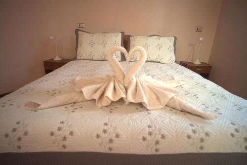 two swans made out of towels on a bed at Hotel-Camping Takha Takha in San Pedro de Atacama