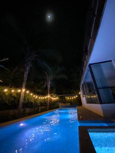 a view of a swimming pool at night at Casa de las Aves - Alberca y Jacuzzi climatizados - Espectaculares vistas in Malinalco
