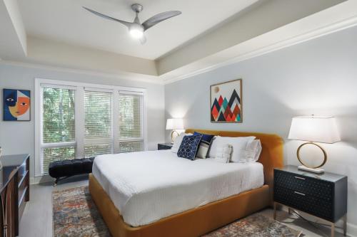 um quarto com uma cama grande e uma janela em 8137 Wendover Dunes em Hilton Head Island