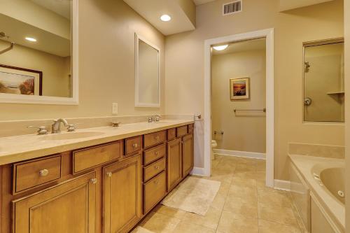 La salle de bains est pourvue d'un lavabo, d'un miroir et d'une baignoire. dans l'établissement 403 Main Sail, à Île de Hilton-Head