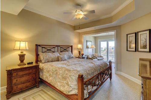 - une chambre avec un lit et un ventilateur de plafond dans l'établissement 403 Main Sail, à Île de Hilton-Head