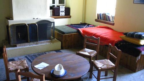 Habitación con cama, mesa y sillas. en Petrino Spiti, en Fragades