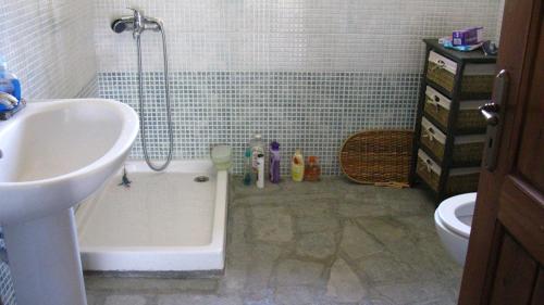 y baño con lavabo, bañera y aseo. en Petrino Spiti, en Fragades