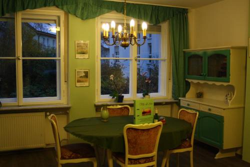 ニュルンベルクにあるApartments Villa del Arteのダイニングルーム(緑のテーブルと椅子付)