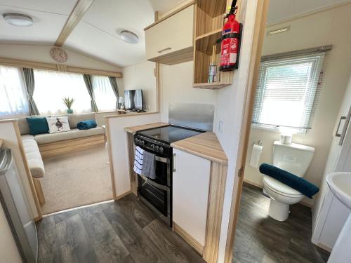 Foto de la galería de Mallard Corner, cosy Cotswold lakeview lodge en South Cerney