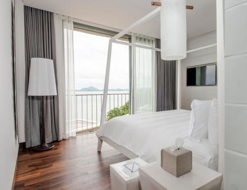Postel nebo postele na pokoji v ubytování COMO Point Yamu, Phuket