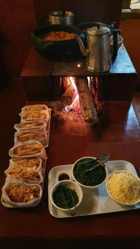 um grupo de bandejas de alimentos sobre uma mesa em Fazenda pedra selada em Viscode de Mauá